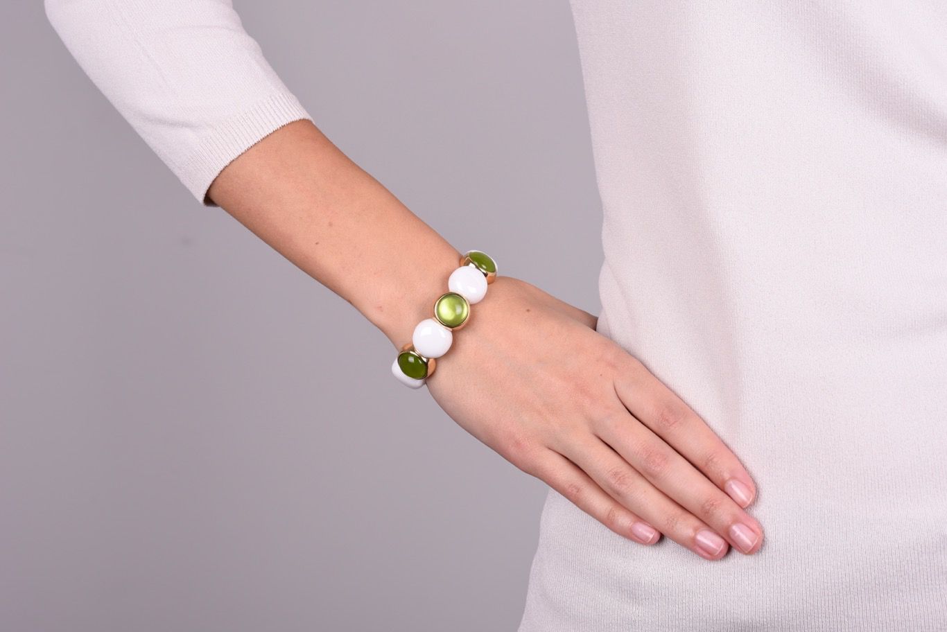 Armband mit weisser Keramik vergoldet mit grünen Dublette elastisch - 2