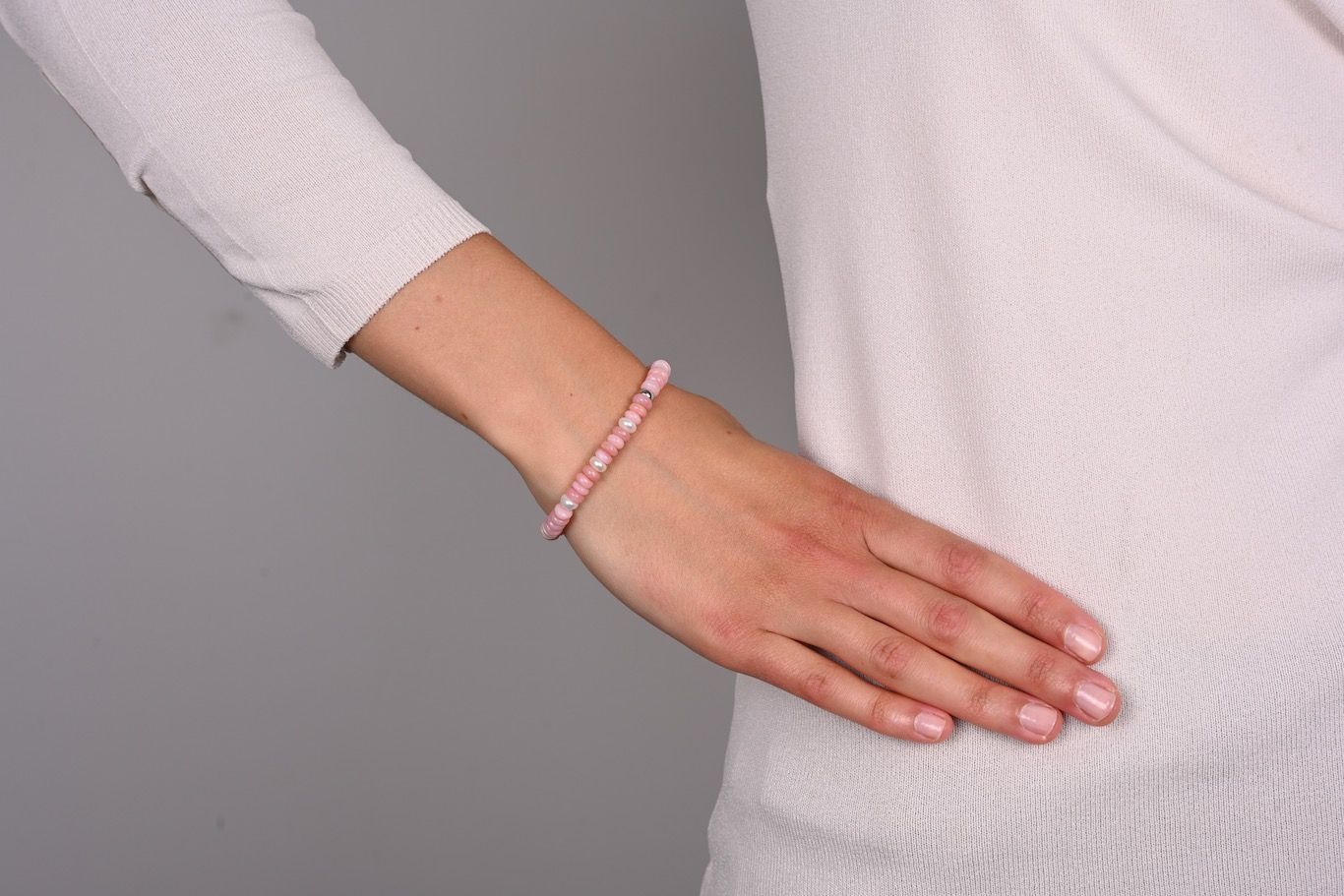 Bracciale in opale rosa, perle button e inserto in argento 925 su elastico - 2