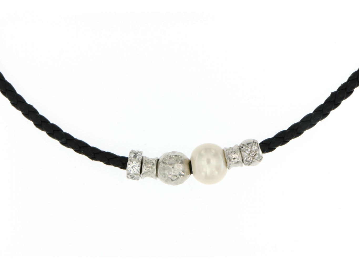 Collana in cuoio nero con perla coltivata e inserti argento 925