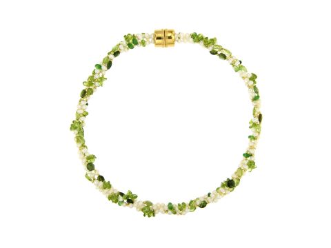 Collana a 3 fili con perle coltivate, peridoto e smeraldi. Chiusura argento 925